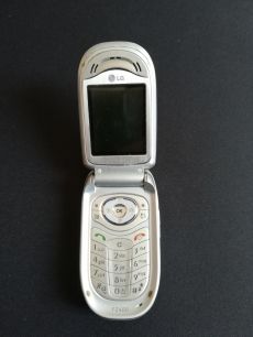 LG F2400 telefon eladó  akku nincs teszteletlen