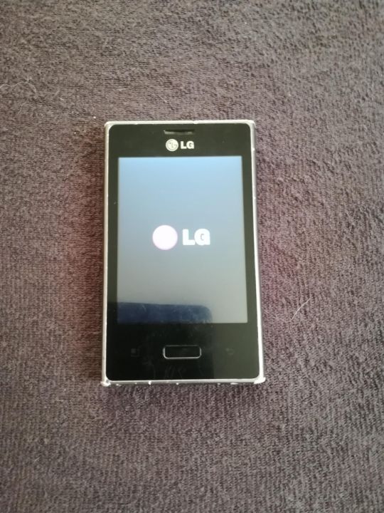 Lg g510 telefon eladó , az lg lógóig jut csak.