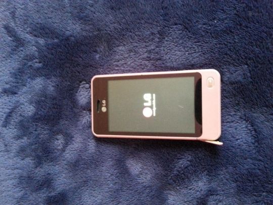 Lg gd510 telefon eladó érintő hibás , hátlap nincs