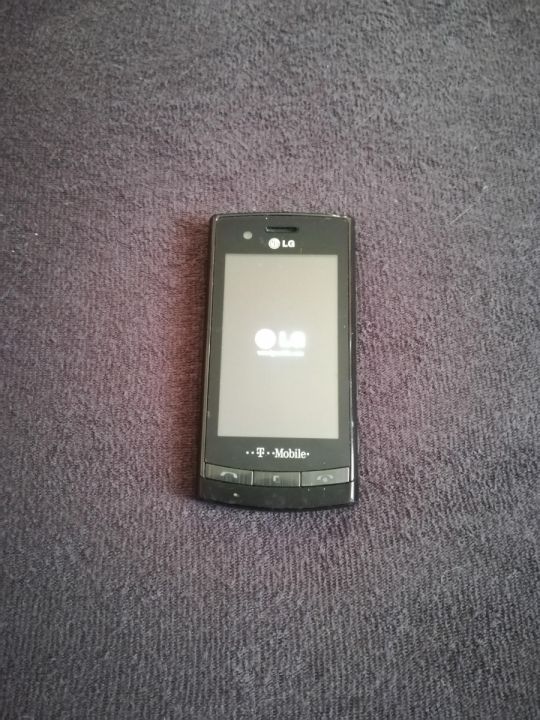 Lg gt400  telefon eladó , lg logóig jut csak.
