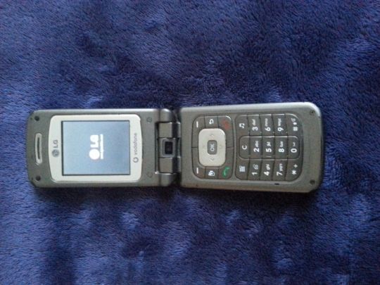 Lg l600 telefon eladó lógóig jut csak, nincs töltő csatlakozó