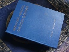 Magyar-angol orvosi szótár + English in Medicine CD -új