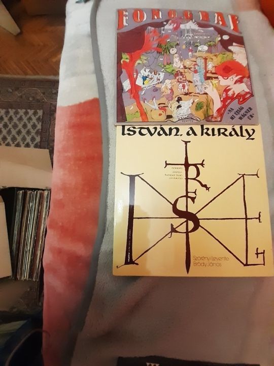 Magyar előadók bakelitlemezei eladók.