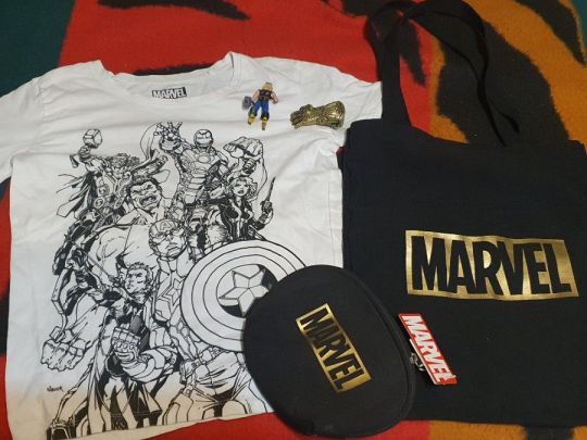 Marvel Avengers kollekció -Thanos kesztyű, póló, táska