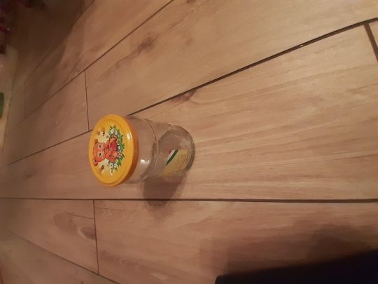 Mézes üveg lapkával