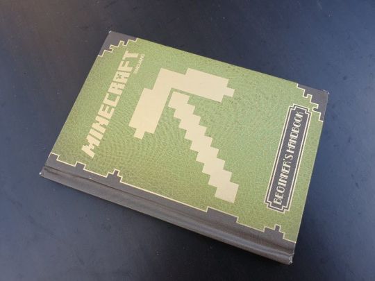 Minecraft: Beginners handbook +sapka +mamusz +üvegflaska