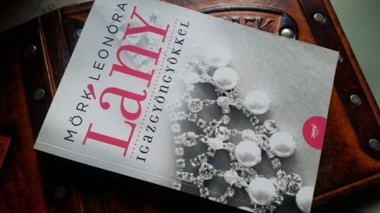 Mörk Leonóra: Lány igazgyöngyökkel - új, dedikált