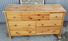 Nagyméretű 7 fiókos fenyő komód