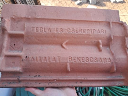 Nem használt, tartalékolt békéscsbai mázas tetőcserép