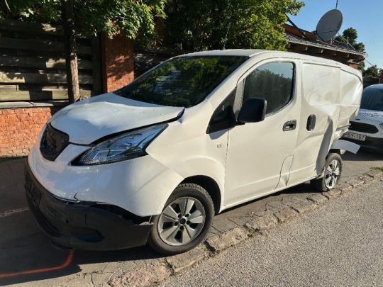 NISSAN E-NV200 40kw akkuval hátul erősen törött eladó