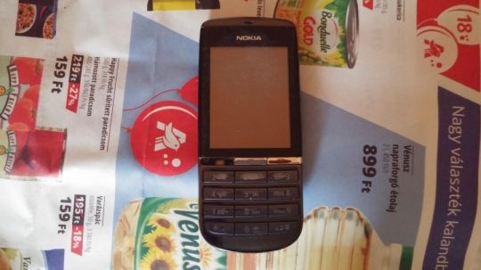 Nokia 320  telefon eladó működik ,de gomb hiányos!