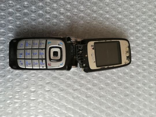 Nokia 6101 telefon eladó , telekomos a háza felül sérült,