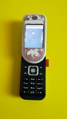 Nokia 7373 mobil eladó törött kijelzős , töltő
