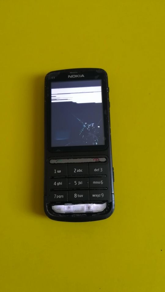 Nokia  c3-01 mobil eladó törött kijelzős