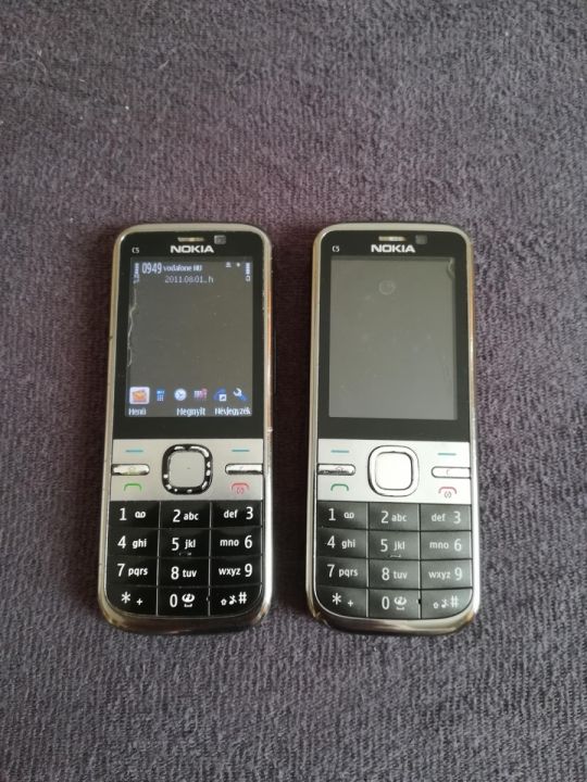 Nokia  c5-00 telefon eladó, 1. beszéd hangszóró hibás.