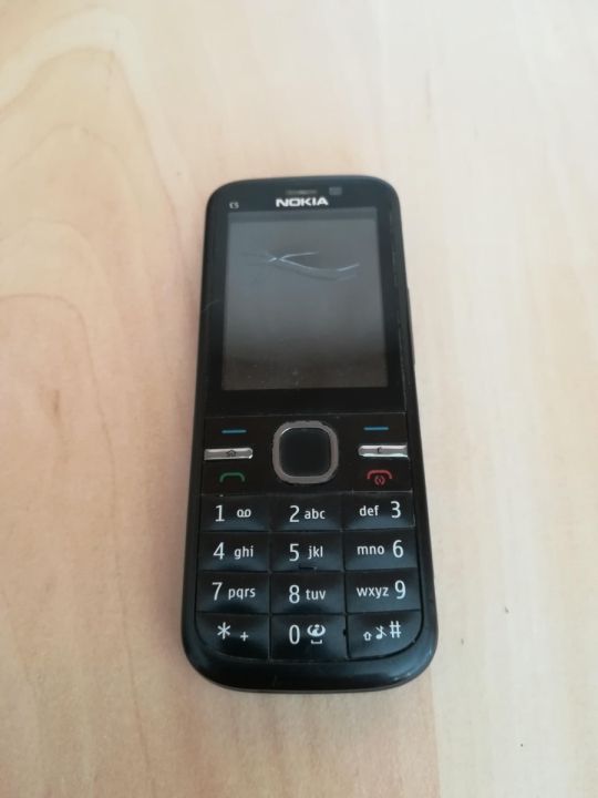 Nokia C5 mobil eladó Nem reagál semmire, előlap plexi törött