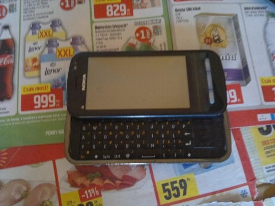 Nokia c6 telefon eladó, csak a billenytű világit , nem működik !
