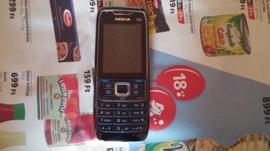 Nokia e51 telefon eladó bekapcsol ,de csak világít!