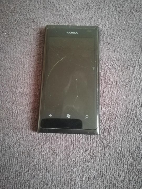 Nokia  lumia 800 telefon eladó , nem reagál semmire.