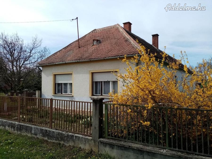 Nyugat-Magyarországon bútorozott családi ház eladó