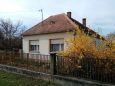 Nyugat-Magyarországon bútorozott családi ház eladó