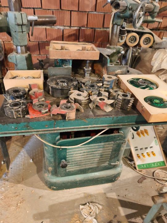 Öntvényházas asztalmaró kitámasztó tengellyel és előtolóval