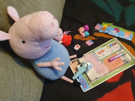 Peppa Malac figura, kulcstartó, radír, öntapadó falmatrica, plüss