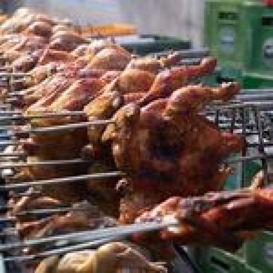 Raktáros csirkehús-grillező munkahelyen