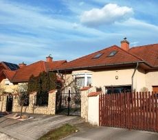 REMEK SORHÁZI LAKÓINGATLAN ELADÓ DUNAKANYAR FŐVÁROSÁBAN VÁCON.