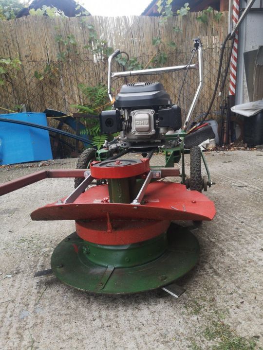 Rendrevágó kasza,4 ütemű új motorral.