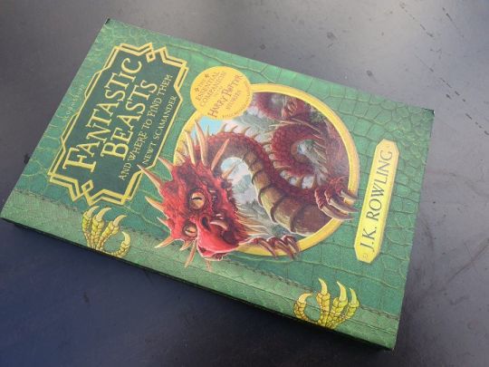 Rowling: Fantastic Beasts and Where to Find Them + boríték