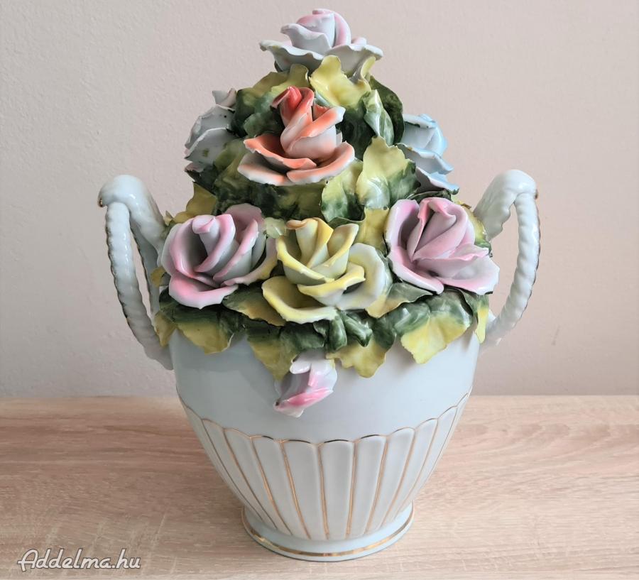 Porcelán rózsák vázában dísztárgy kegytárgy