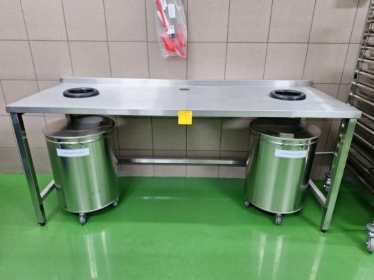 Rozsdamentes Válogatóasztal 2db