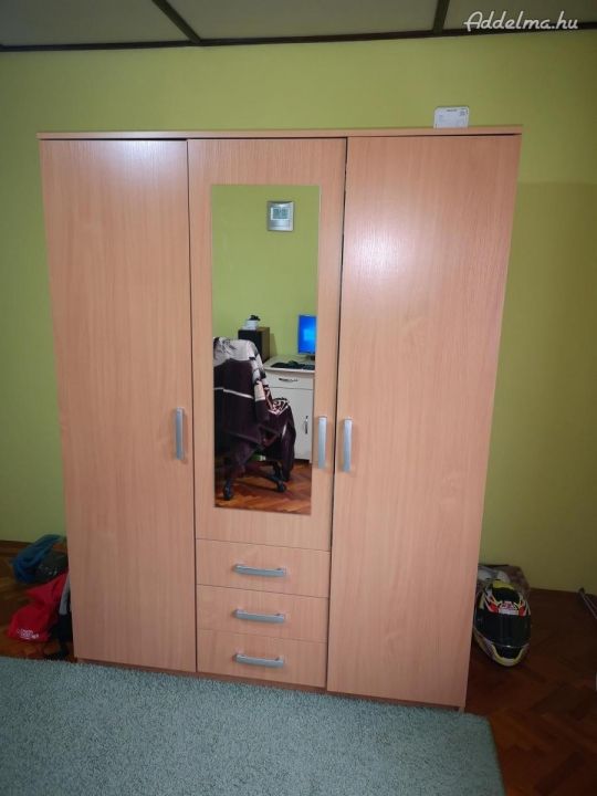 Ruhásszekrény jó állapotban