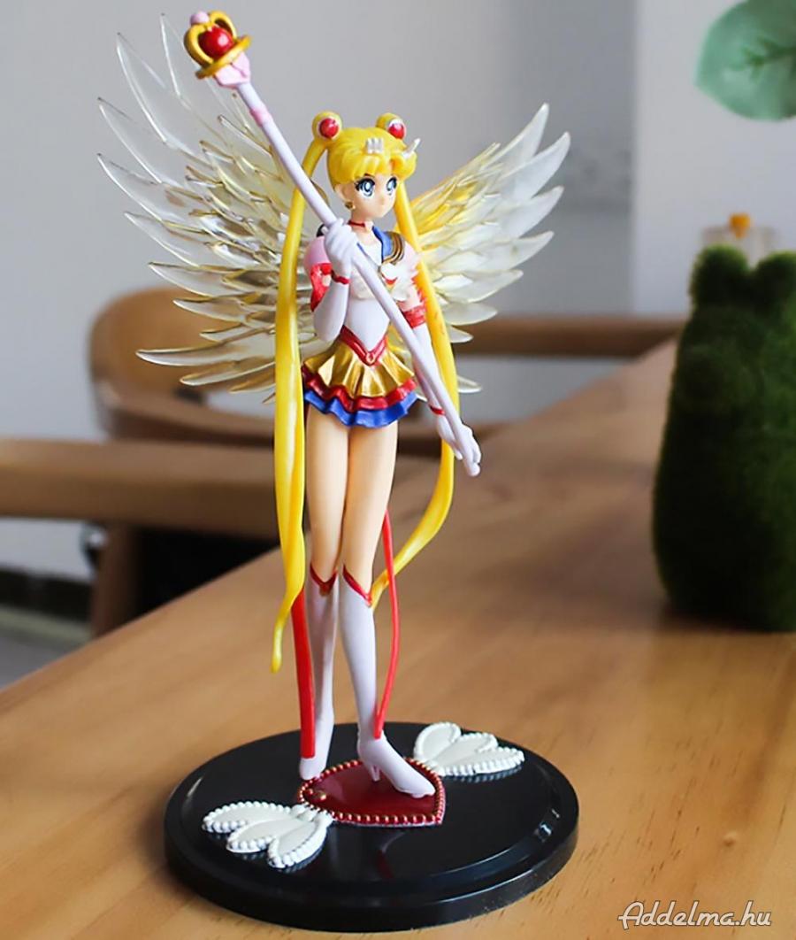 Sailor Moon álló figura szárnyakkal és jogarral 15 cm