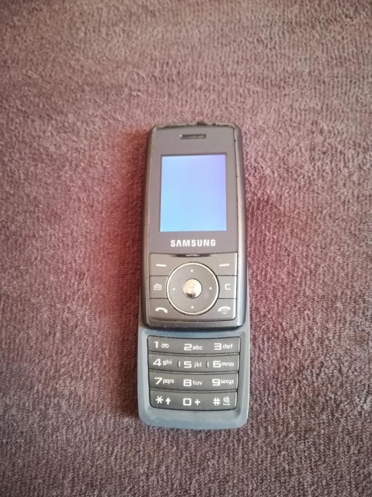 Samsung b500 telefon eladó  ,kijelzőhibás csak kék képet ad.