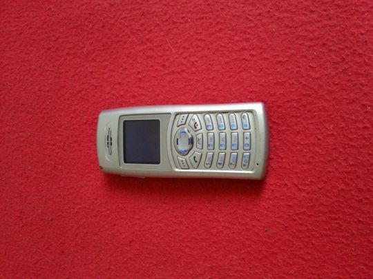 Samsung c100  telefon eladó nem ad képet ,nem kapcsol be,