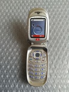 Samsung e310 telefon eladó ,jó és vodás .