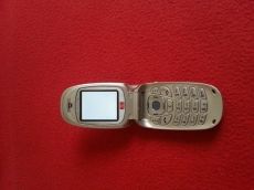 Samsung e310 telefon eladó nem adnak képet, törött kijelzős,