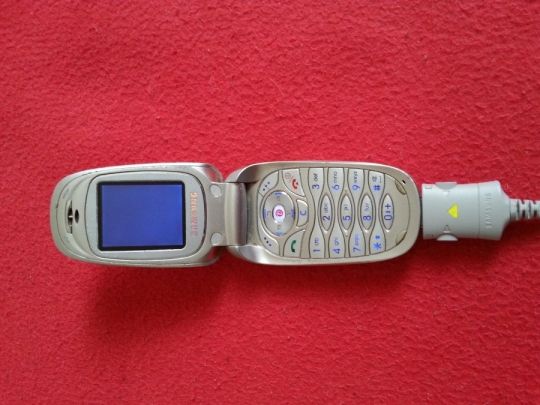 Samsung e330 telefon eladó 3db nem ad képet , 2db nem