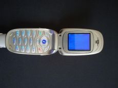 Samsung E330 telefon eladó Töltőről bekapcsol,