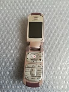 Samsung e530 telefon eladó , nem reagál semmrie akku puffadt