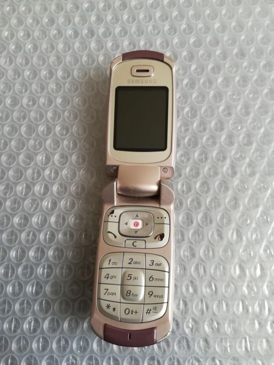Samsung  e530 telefon eladó , nem reagál semmrie akku puffadt