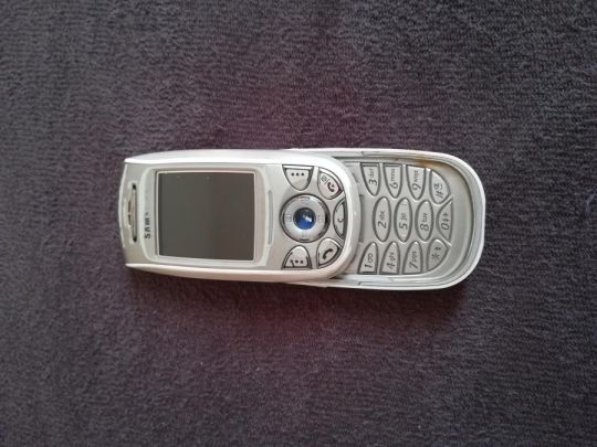 Samsung e800 telefon eladó nem ad képet!