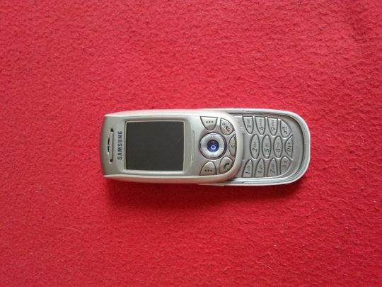 Samsung  e800 telefon eladó  nem kapcsol be