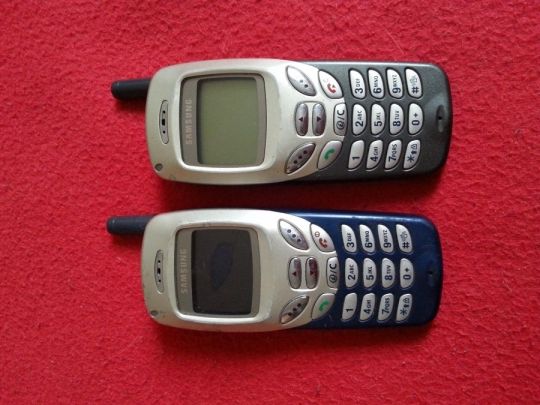 Samsung r210  telefon eladó , törött kijelzős , nem reagál