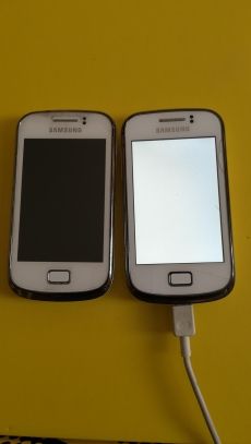 Samsung s6500 mobil 1. nem reagál semmire 2. töltőn fehéren vil