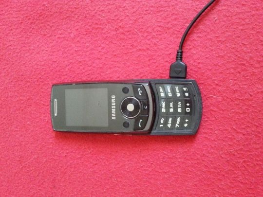 Samsung u600 telefon eladó , nem ad képet , semmire