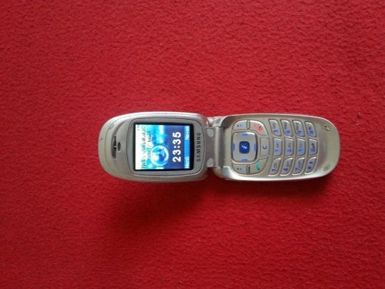 Samsung x450  telefon eladó  térerő hibás, töltő csatlakozó