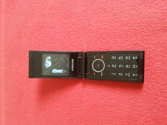 Samsung x520 telefon eladó  törött kijelzős